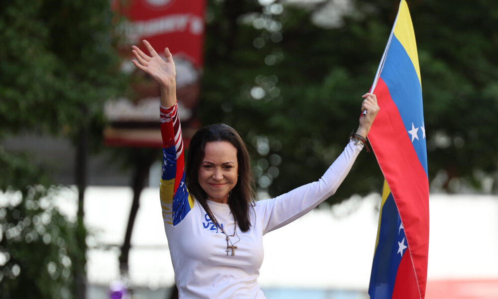 La líder antichavista María Corina Machado saluda a sus seguidores este jueves, en una manifestación en Caracas (Venezuela). EFE/ Miguel Gutiérrez