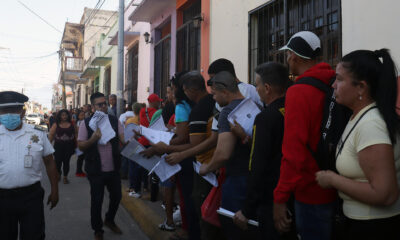 Migrantes hacen fila para realizar sus procesos migratorios este viernes, en el municipio de Tapachula en Chiapas (México). EFE/ Juan Manuel Blanco