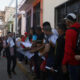 Migrantes hacen fila para realizar sus procesos migratorios este viernes, en el municipio de Tapachula en Chiapas (México). EFE/ Juan Manuel Blanco