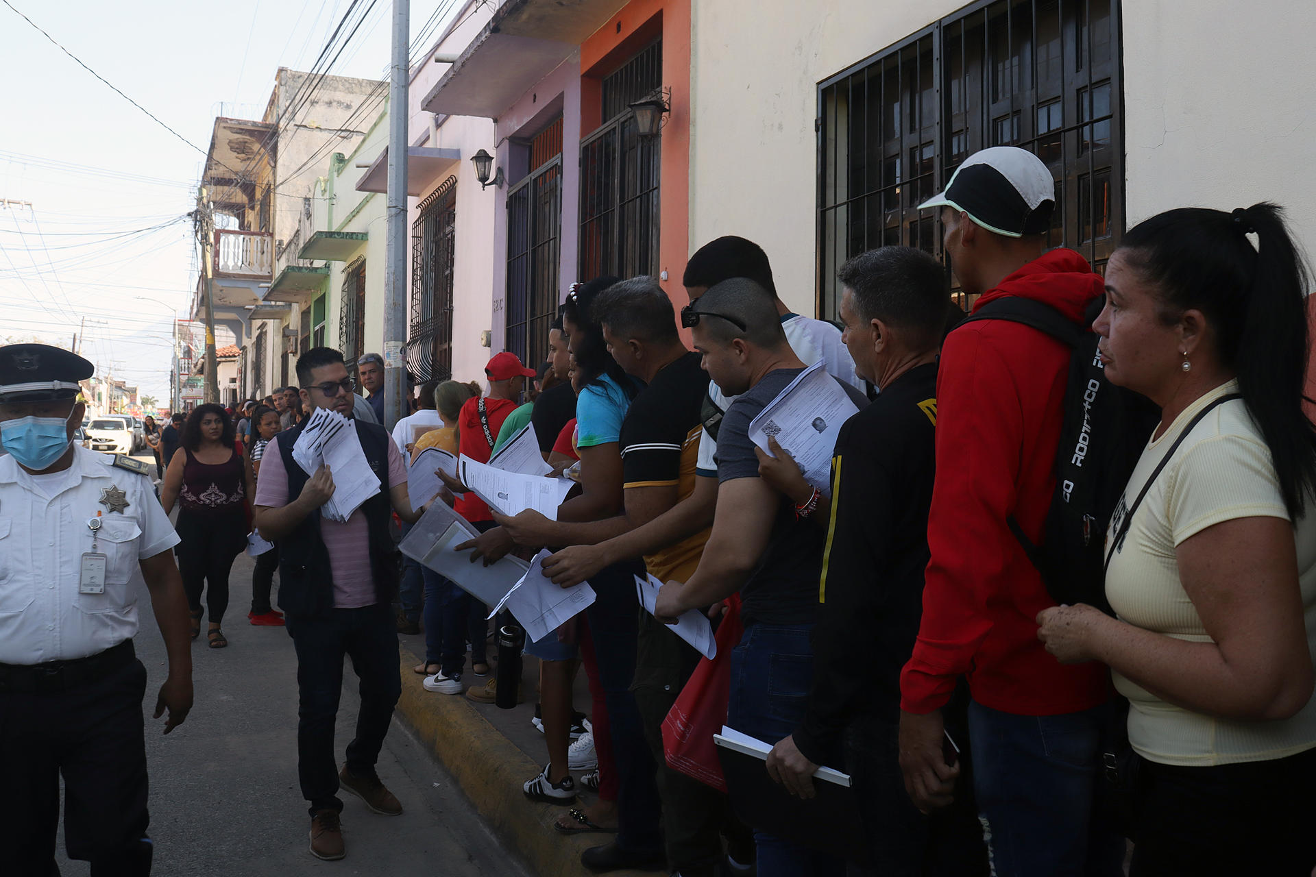 Migrantes hacen fila para realizar sus procesos migratorios este viernes, en el municipio de Tapachula en Chiapas (México). EFE/ Juan Manuel Blanco