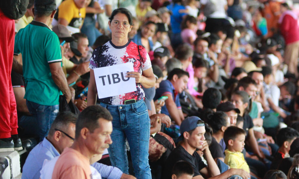 Una mujer desplazada por la violencia sostiene un cartel en el estadio General Santander este 19 de enero de 2025, en Cúcuta (Colombia). EFE/ Mario Caicedo