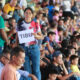 Una mujer desplazada por la violencia sostiene un cartel en el estadio General Santander este 19 de enero de 2025, en Cúcuta (Colombia). EFE/ Mario Caicedo