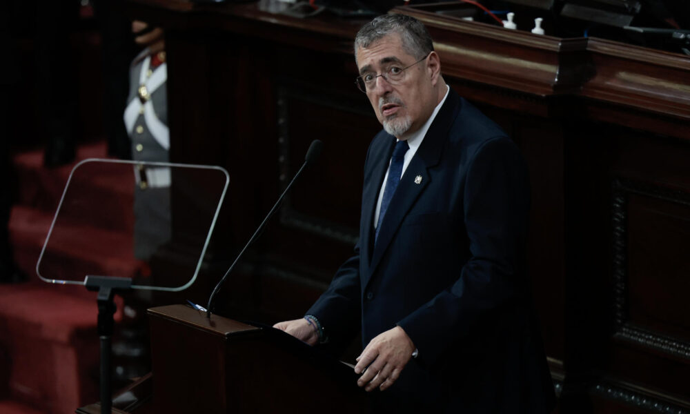 El presidente de Guatemala, Bernardo Arévalo de León, habla en la presentación del informe de su primer año de Gobierno este martes, ante diputados, miembros de su gabinete y diplomáticos invitados en el Palacio Legislativo en la Ciudad de Guatemala (Guatemala). Arévalo, destacó los avances en la lucha contra la corrupción y el narcotráfico como baluartes de su primer año al frente del Gobierno guatemalteco, en el Congreso. EFE/David Toro