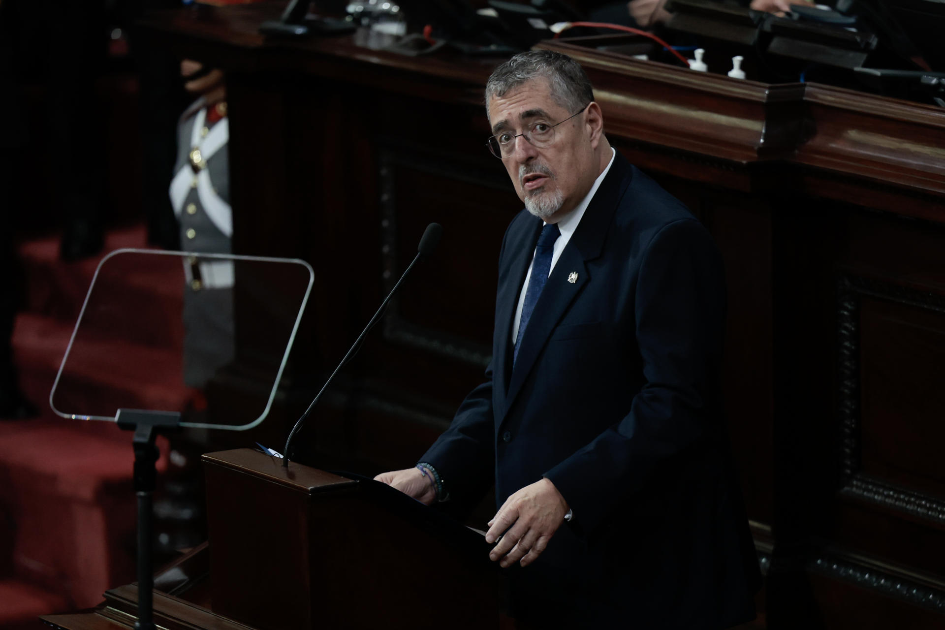 El presidente de Guatemala, Bernardo Arévalo de León, habla en la presentación del informe de su primer año de Gobierno este martes, ante diputados, miembros de su gabinete y diplomáticos invitados en el Palacio Legislativo en la Ciudad de Guatemala (Guatemala). Arévalo, destacó los avances en la lucha contra la corrupción y el narcotráfico como baluartes de su primer año al frente del Gobierno guatemalteco, en el Congreso. EFE/David Toro