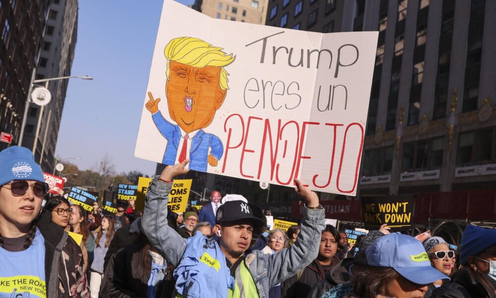 Fotografía de archivo de una persona que sostiene un cartel escrito en español contra el presidente electo de EE.UU., Donald Trump, durante la denominada 'Marcha para proteger nuestro futuro', formada por muchas organizaciones locales en respuesta a los resultados de las elecciones presidenciales de Estados Unidos, en Nueva York (EE.UU.), el 9 de noviembre de 2024.EFE/EPA/Sarah Yenesel