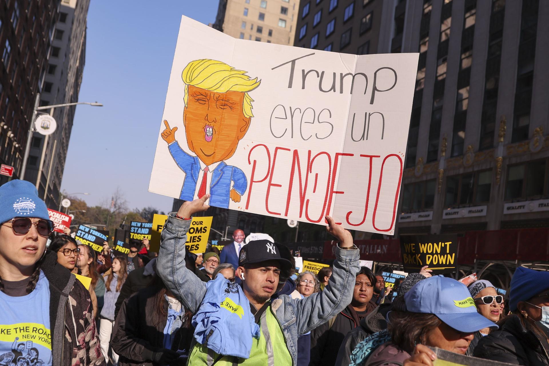 Fotografía de archivo de una persona que sostiene un cartel escrito en español contra el presidente electo de EE.UU., Donald Trump, durante la denominada 'Marcha para proteger nuestro futuro', formada por muchas organizaciones locales en respuesta a los resultados de las elecciones presidenciales de Estados Unidos, en Nueva York (EE.UU.), el 9 de noviembre de 2024.EFE/EPA/Sarah Yenesel