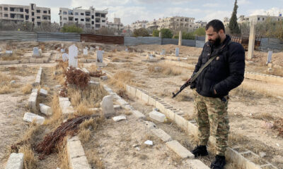 Imagen del combatiente Saif el Din al Dahla frente a la tumba de sus familiares muertos en el ataque químico de 2013 en Zamalka, a las afueras de Damasco, el 26 de diciembre de 2024. EFE/Noemí Jabois