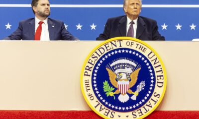 El Vicepresidente de EE.UU., JD Vance (I), y el Presidente de EE.UU., Donald Trump (D), en el escenario para ver un desfile inaugural presidencial reducido y para dirigirse a los seguidores reunidos. EFE/ALLISON DINNER