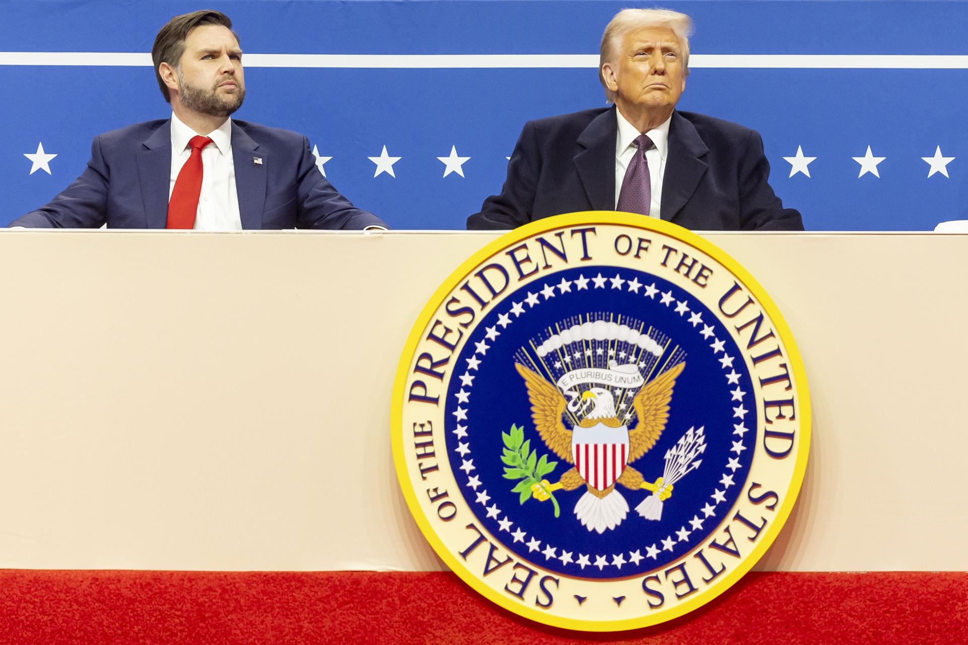 El Vicepresidente de EE.UU., JD Vance (I), y el Presidente de EE.UU., Donald Trump (D), en el escenario para ver un desfile inaugural presidencial reducido y para dirigirse a los seguidores reunidos. EFE/ALLISON DINNER