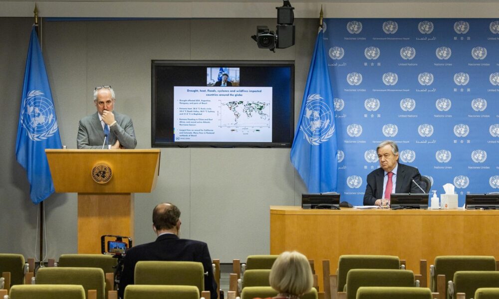 Fotografía de archivo del secretario general de la ONU, Antonio Guterres (d) y su portavoz Stéphane Dujarric (i). EFE/EPA/JUSTIN LANE