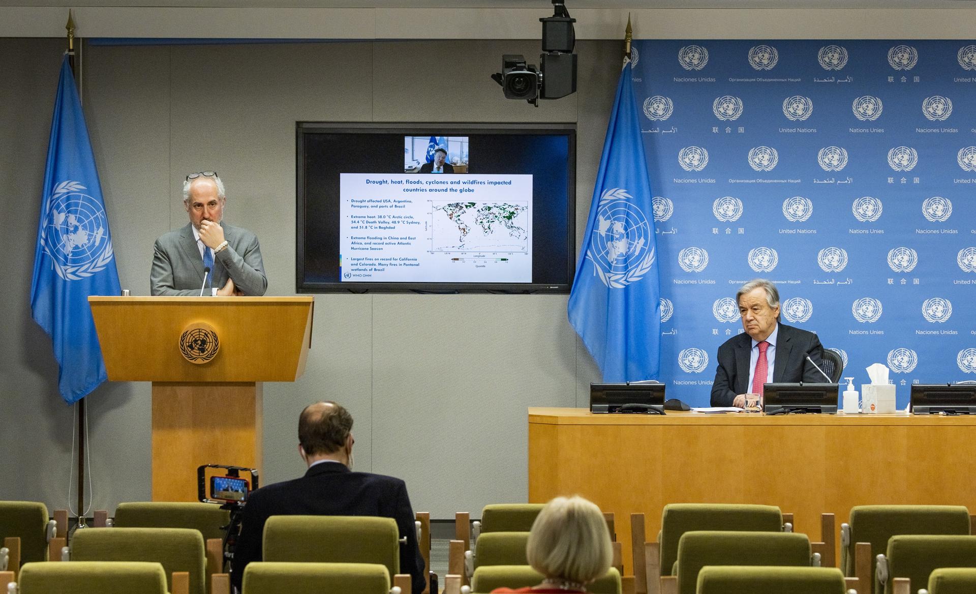 Fotografía de archivo del secretario general de la ONU, Antonio Guterres (d) y su portavoz Stéphane Dujarric (i). EFE/EPA/JUSTIN LANE