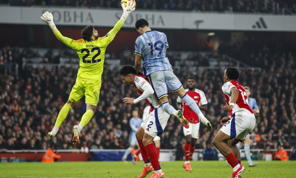 El portero del Arsenal David Raya (I) tapa huecos ante el remate de Dominic Solanke, del Tottenham, (c) durante el partido de la Premier League que han jugado Arsenal FC y Tottenham Hotspur, en Londres Reino Unido. EFE/EPA/DAVID CLIFF