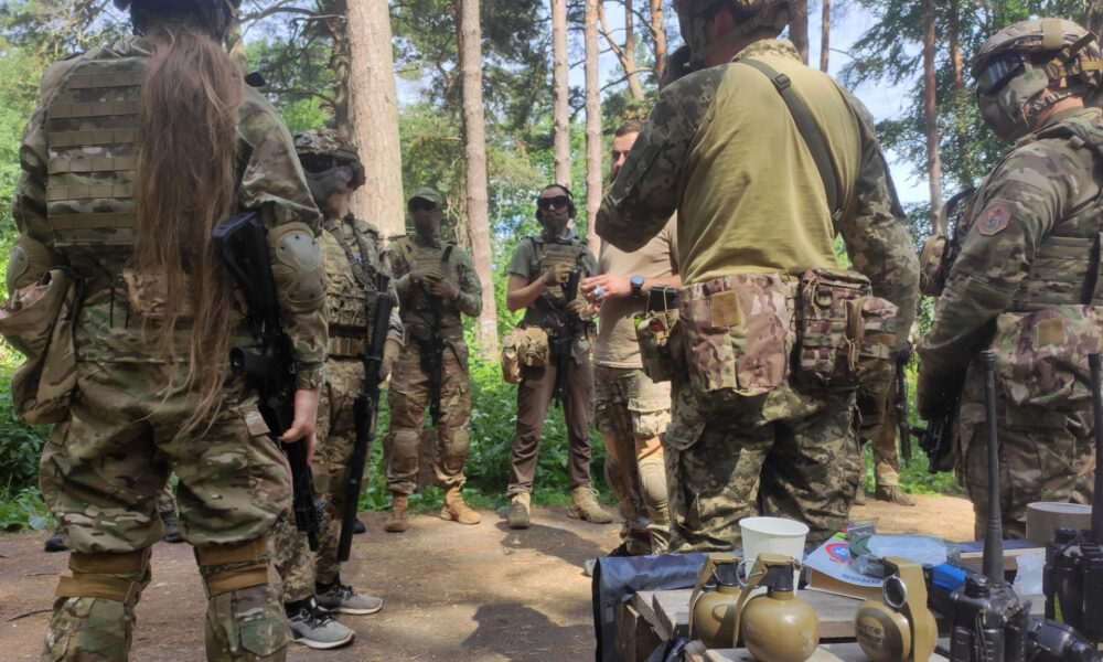 Fotografía archivo, del entrenamiento de 3 días para civiles, coorganizado por la 3.ª Brigada de Asalto con el fin de ayudar a los participantes a aprender más sobre el trabajo de los soldados y sobre la brigada, con todos los instructores con experiencia real en combate y procedentes de las 3.ª Brigada de Asalto y de Azov. EFE/ Rostyslav Averchuk