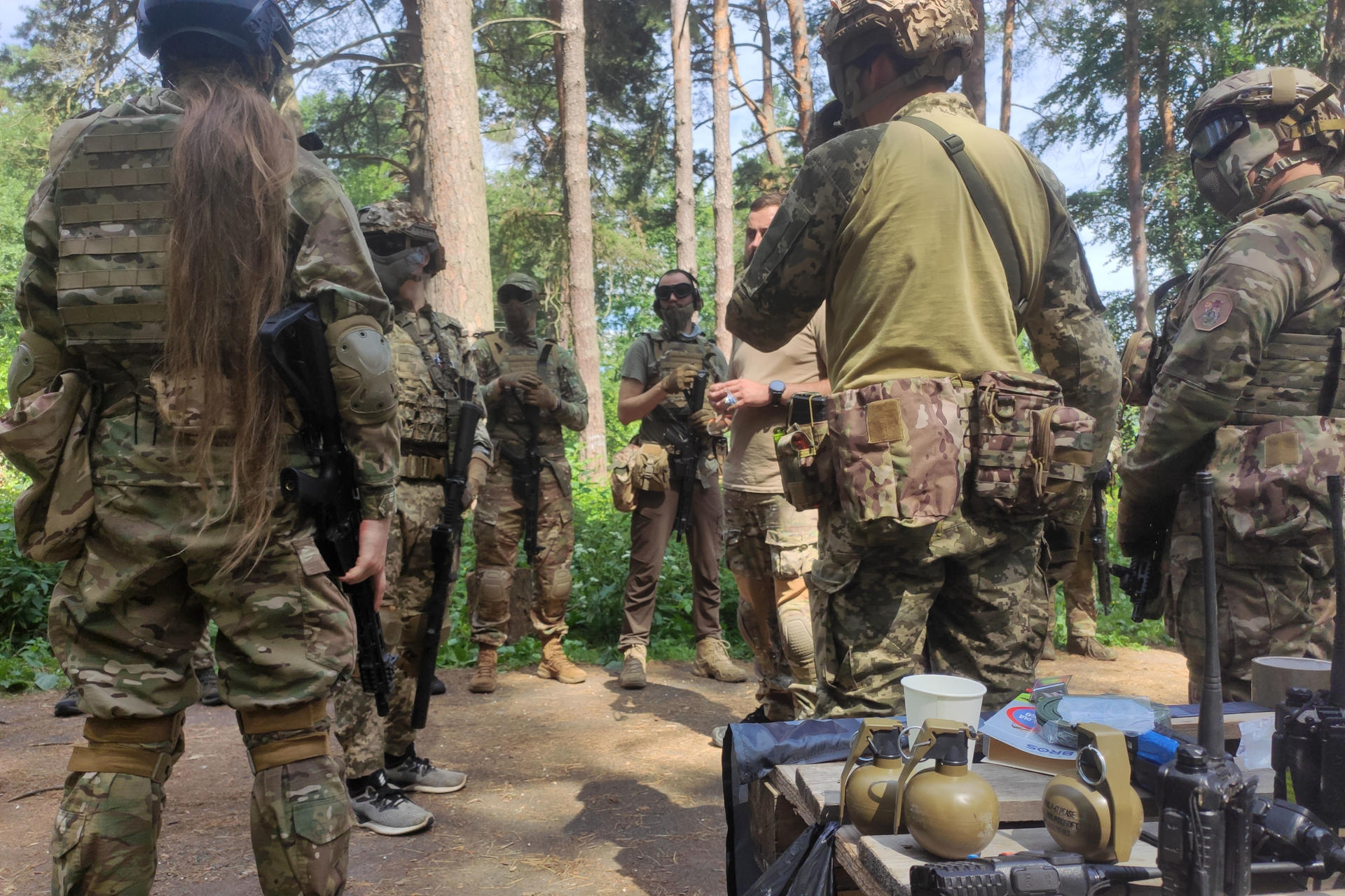 Fotografía archivo, del entrenamiento de 3 días para civiles, coorganizado por la 3.ª Brigada de Asalto con el fin de ayudar a los participantes a aprender más sobre el trabajo de los soldados y sobre la brigada, con todos los instructores con experiencia real en combate y procedentes de las 3.ª Brigada de Asalto y de Azov. EFE/ Rostyslav Averchuk