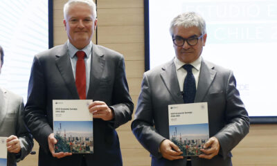 El secretario general de la OCDE, Mathias Cormann (i), junto al ministro de Hacienda chileno, Mario Marcel (d), posan durante el lanzamiento del Estudio Económico de Chile 2024, elaborado por la Organización para la Cooperación y Desarrollo Económico, este miércoles en Santiago (Chile). EFE/ Elvis González