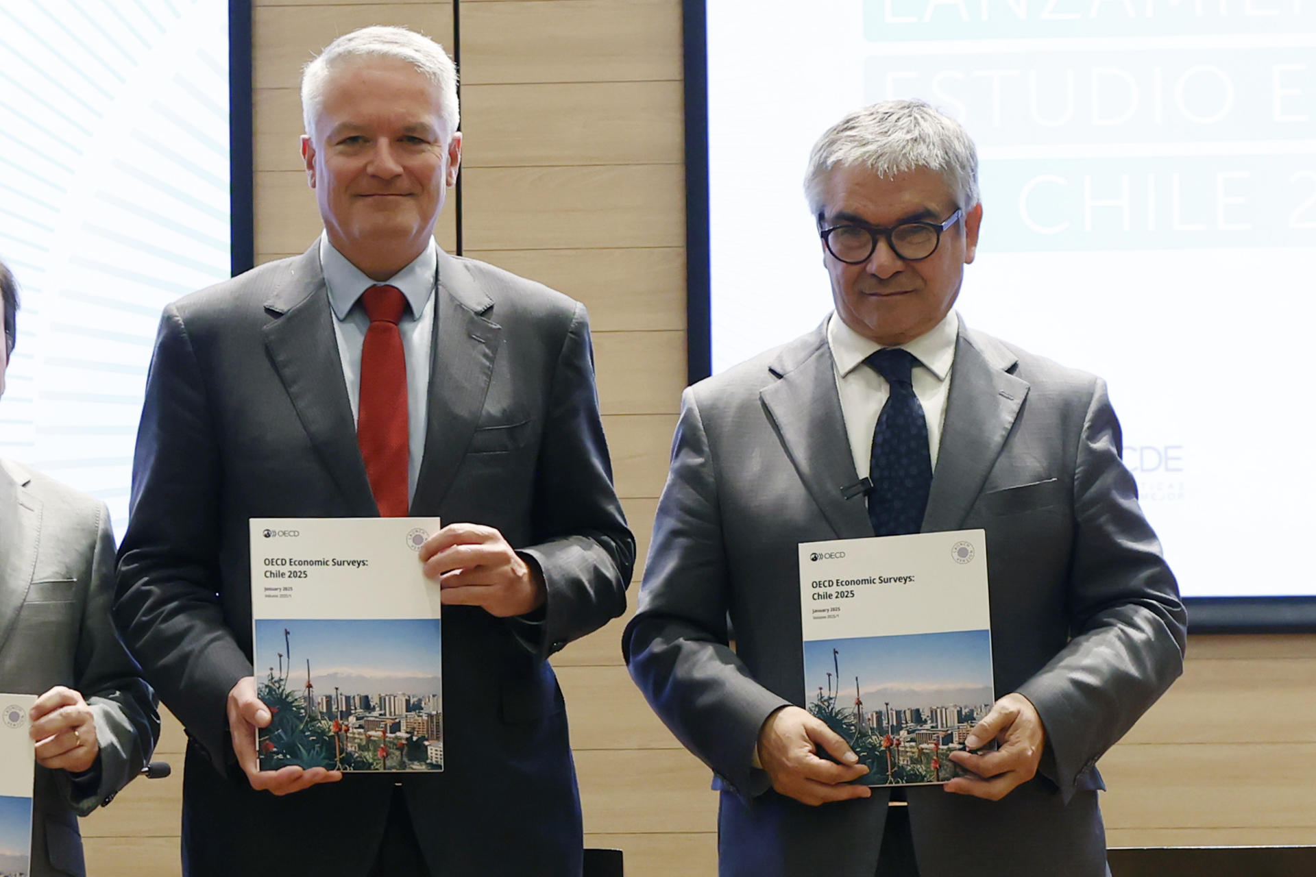 El secretario general de la OCDE, Mathias Cormann (i), junto al ministro de Hacienda chileno, Mario Marcel (d), posan durante el lanzamiento del Estudio Económico de Chile 2024, elaborado por la Organización para la Cooperación y Desarrollo Económico, este miércoles en Santiago (Chile). EFE/ Elvis González