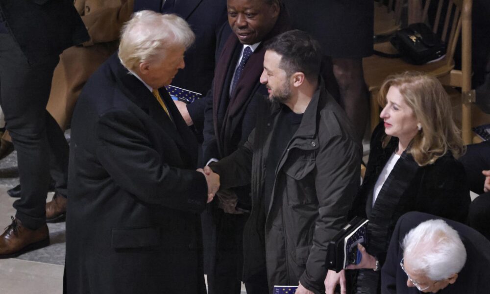 El presidente electo norteamericano Donald Trump saluda al presidente ucraniano, Volodimr Zelenski, en la reciente reapertura de Notre Dame, en Paris EFE/EPA/LUDOVIC MARIN / POOL MAXPPP OUT