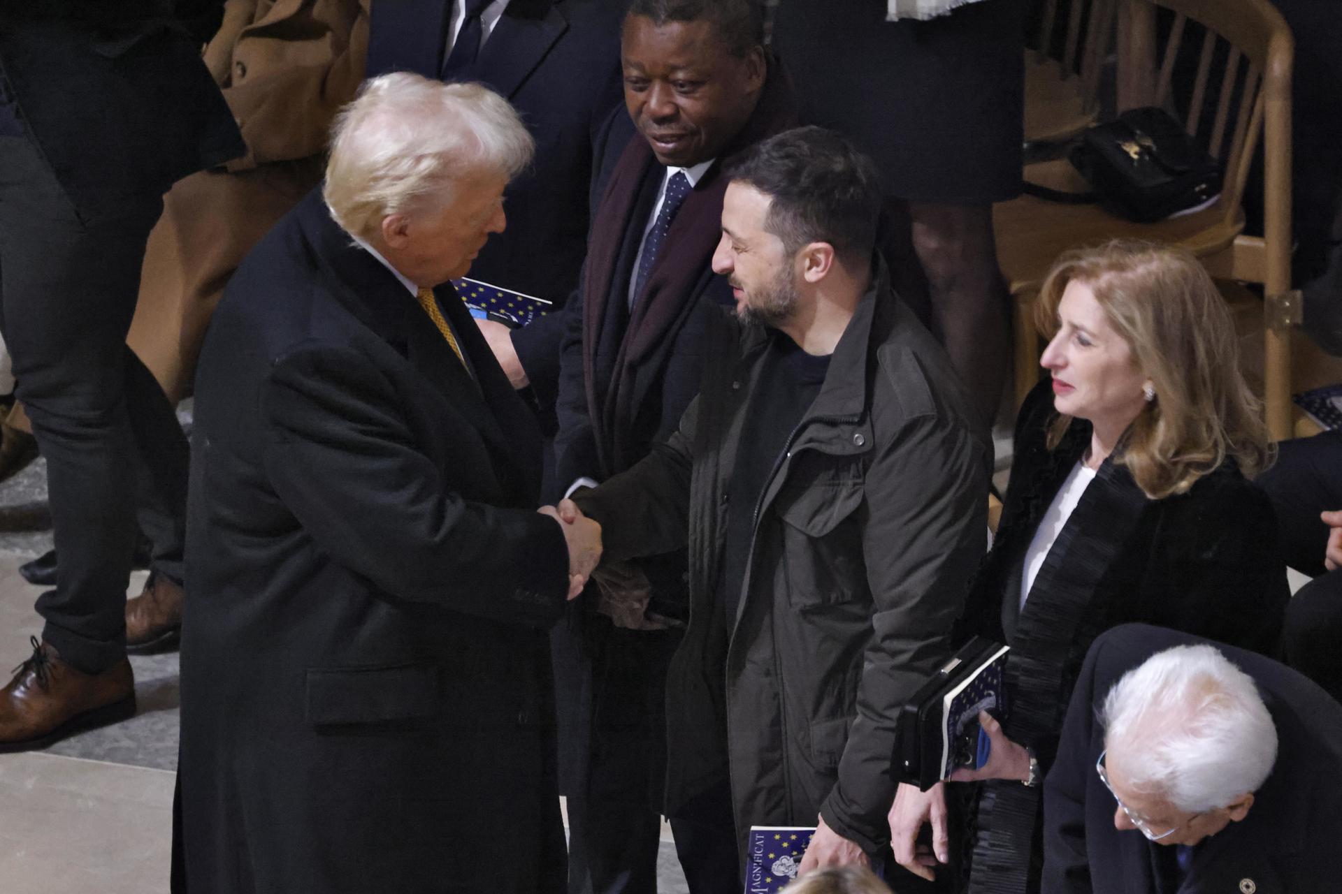 El presidente electo norteamericano Donald Trump saluda al presidente ucraniano, Volodimr Zelenski, en la reciente reapertura de Notre Dame, en Paris EFE/EPA/LUDOVIC MARIN / POOL MAXPPP OUT