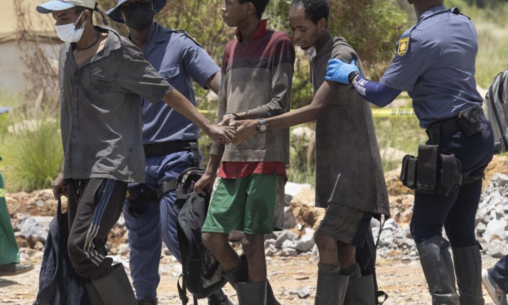 Los mineros emancipados son rescatados de las profundidades durante la operación de rescate oficial en un pozo de mina de oro en desuso en Stilfontein, aproximadamente a 150 kilómetros al suroeste de Johannesburgo, Sudáfrica, el 14 de enero de 2025. Un tribunal sudafricano ha ordenado que comiencen los intentos de rescate oficiales, ya que un número indefinido de mineros de oro ilegales, conocidos como Zama Zama, están atrapados bajo tierra, de los cuales 10 mineros han sido rescatados. El número de Zama Zama que han muerto bajo tierra ya ha alcanzado los 109, según un abogado de Abogados por los Derechos Humanos. Los mineros están armados y forman parte de una operación de minería de oro impulsada por un sindicato más amplio que a menudo utiliza minas de oro comerciales en desuso para buscar oro. (Sudáfrica, Johannesburgo) EFE/EPA/KIM LUDBROOK