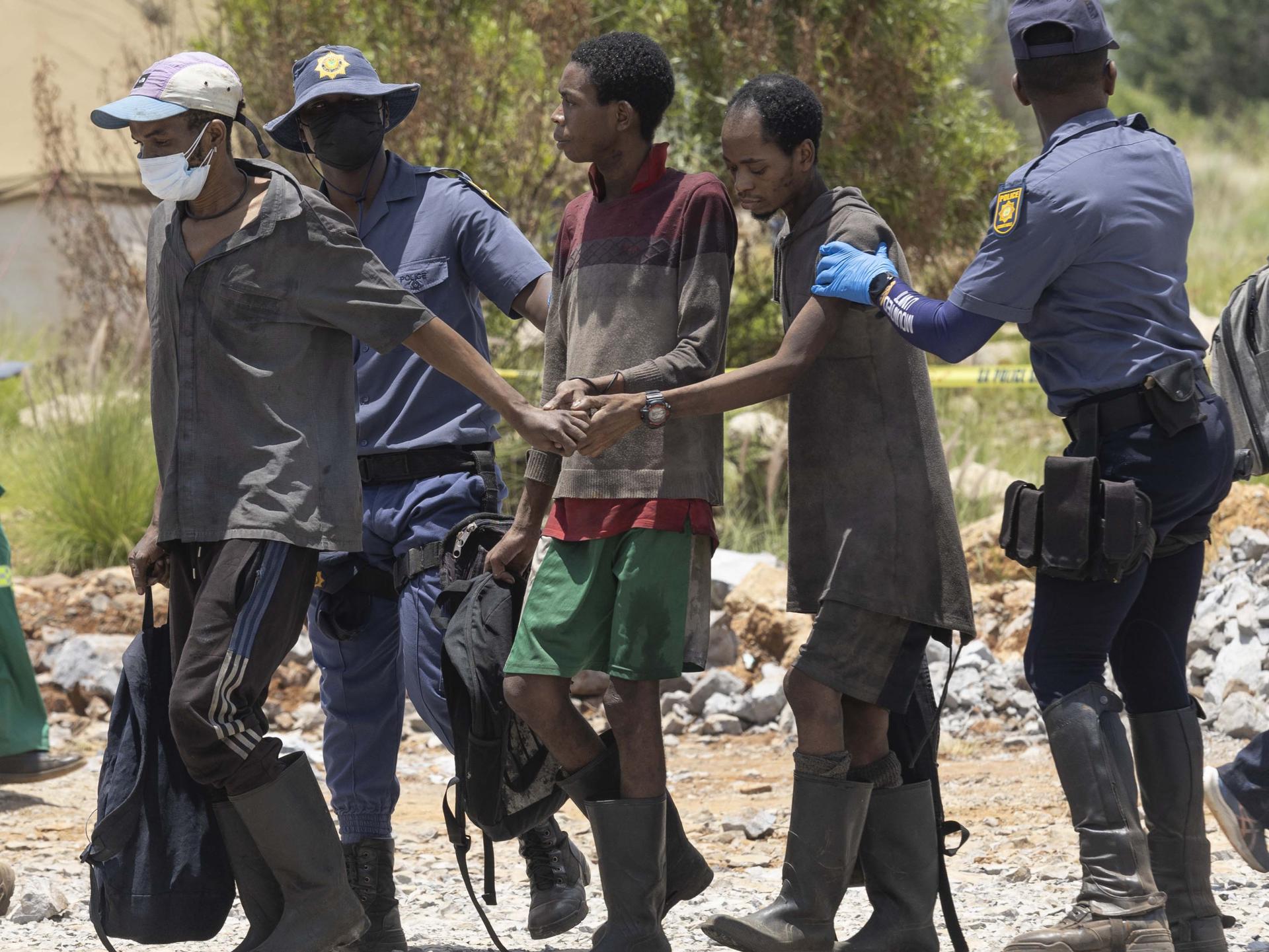 Los mineros emancipados son rescatados de las profundidades durante la operación de rescate oficial en un pozo de mina de oro en desuso en Stilfontein, aproximadamente a 150 kilómetros al suroeste de Johannesburgo, Sudáfrica, el 14 de enero de 2025. Un tribunal sudafricano ha ordenado que comiencen los intentos de rescate oficiales, ya que un número indefinido de mineros de oro ilegales, conocidos como Zama Zama, están atrapados bajo tierra, de los cuales 10 mineros han sido rescatados. El número de Zama Zama que han muerto bajo tierra ya ha alcanzado los 109, según un abogado de Abogados por los Derechos Humanos. Los mineros están armados y forman parte de una operación de minería de oro impulsada por un sindicato más amplio que a menudo utiliza minas de oro comerciales en desuso para buscar oro. (Sudáfrica, Johannesburgo) EFE/EPA/KIM LUDBROOK