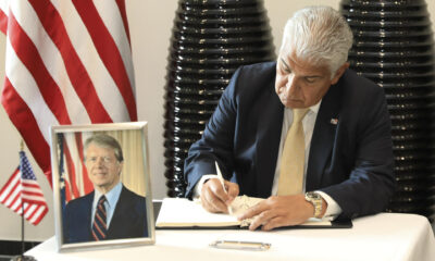 Fotografía cedida por la Presidencia de Panamá del presidente de Panamá, José Raúl Mulino, firmando el libro de condolencias por la muerte el expresidente de los Estados Unidos de Jimmy Carter este martes, en la embajada de los Estados Unidos en la Ciudad de Panamá (Panamá). EFE/ Presidencia de Panamá