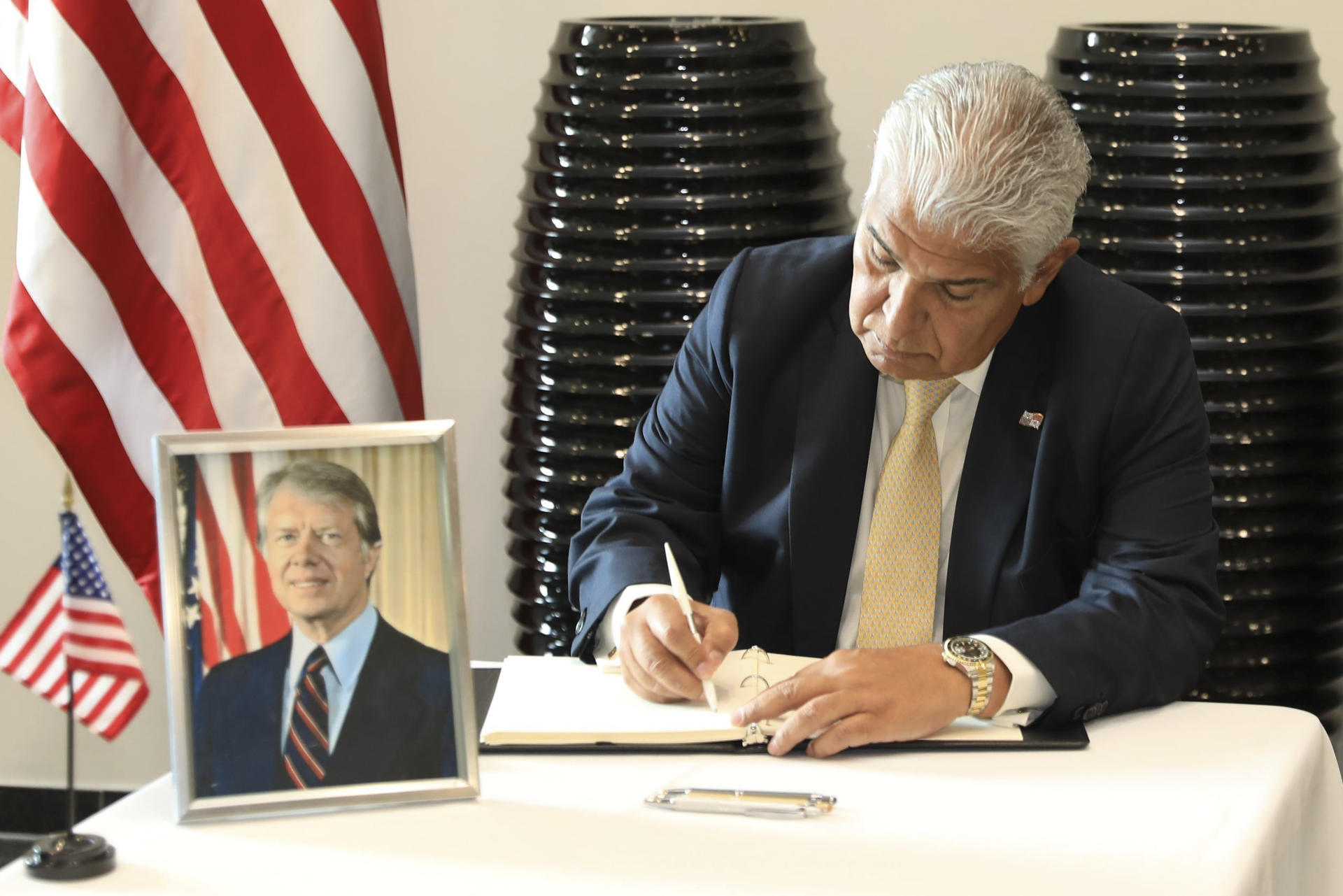 Fotografía cedida por la Presidencia de Panamá del presidente de Panamá, José Raúl Mulino, firmando el libro de condolencias por la muerte el expresidente de los Estados Unidos de Jimmy Carter este martes, en la embajada de los Estados Unidos en la Ciudad de Panamá (Panamá). EFE/ Presidencia de Panamá