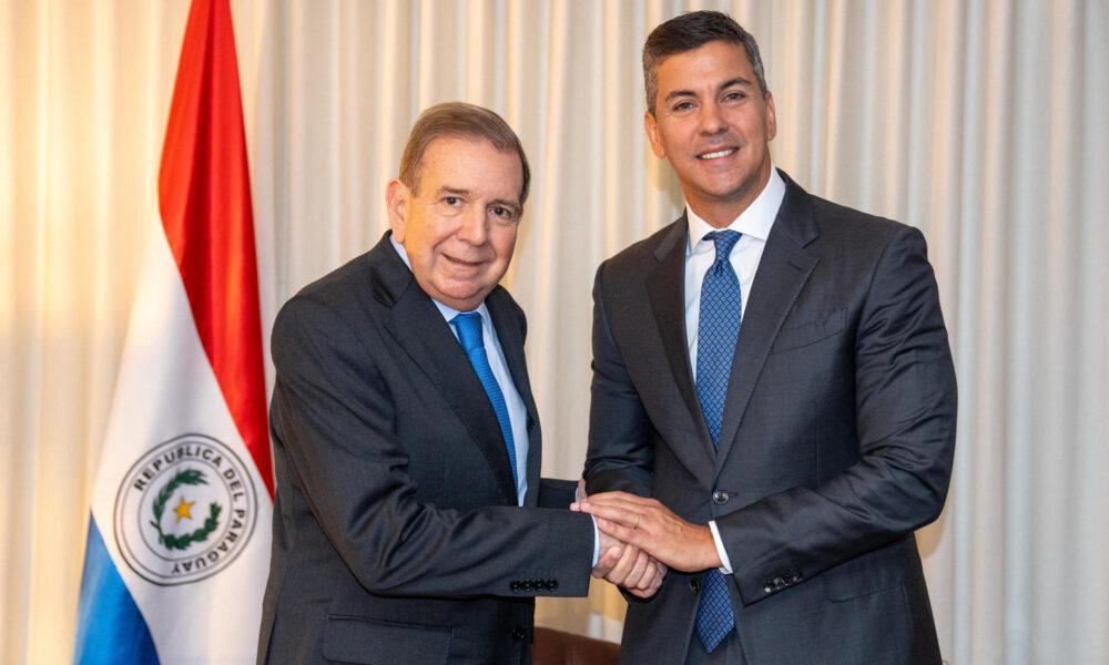 Fotografía cedida por la Presidencia de Paraguay del mandatario paraguayo, Santiago Peña (d), junto al líder opositor venezolano Edmundo González Urrutia. EFE/ Presidencia de Paraguay