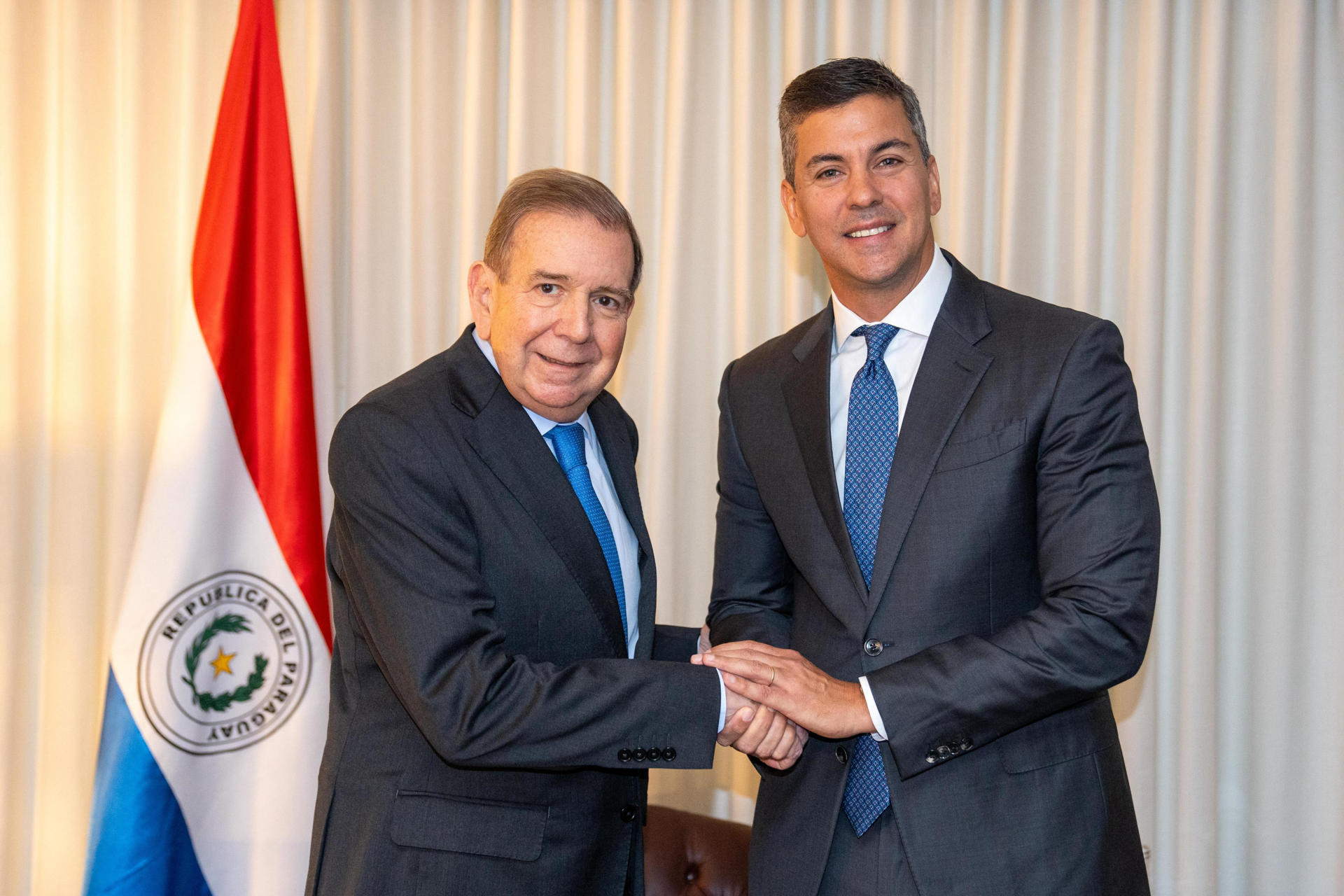 Fotografía cedida por la Presidencia de Paraguay del mandatario paraguayo, Santiago Peña (d), junto al líder opositor venezolano Edmundo González Urrutia. EFE/ Presidencia de Paraguay