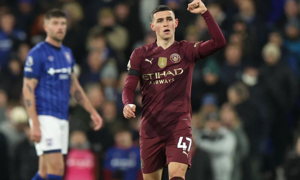 El jugador del City Phil Foden celebra el primero de los seis goles que endosaron al Ipswich Town FC en Ipswich,Reino Unido. EFE/EPA/NEIL HALL