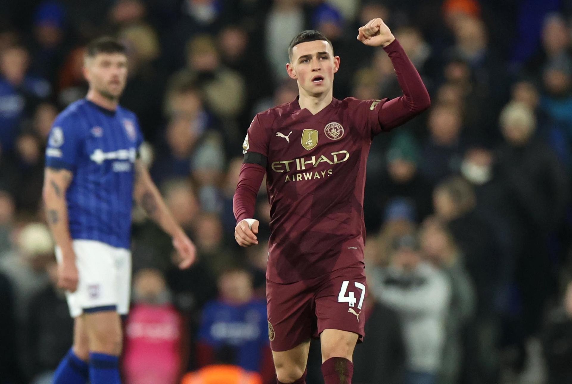 El jugador del City Phil Foden celebra el primero de los seis goles que endosaron al Ipswich Town FC en Ipswich,Reino Unido. EFE/EPA/NEIL HALL