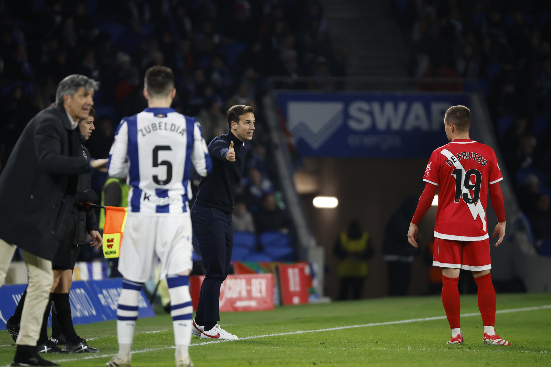 El entrenador del Rayo, Iñigo Pérez (2d), da instrucciones a de Frutos en el Reale Arena de San Sebastián (País Vasco). EFE/ Javier Etxezarreta