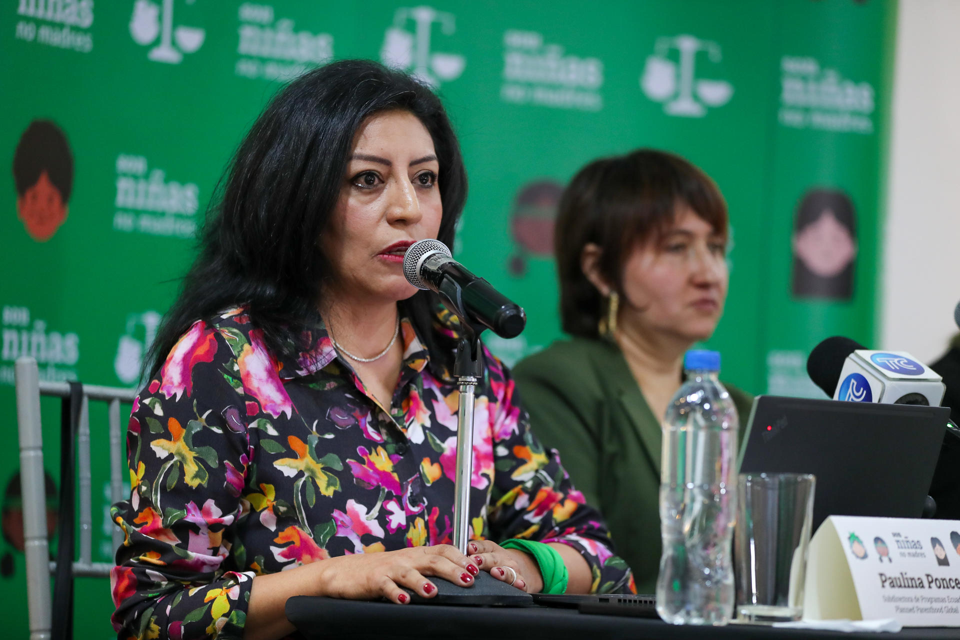 La subdirectora de programas en Ecuador de Planned Parenthood Global, Paulina Ponce, habla en una rueda de prensa este miércoles en Quito (Ecuador). EFE/ José Jácome