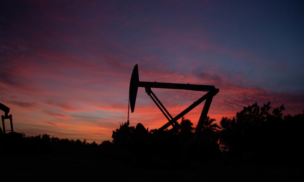 Fotografía de archivo de un balancín extractor de petróleo en el Lago de Maracaibo (Venezuela). EFE/ Henry Chirinos