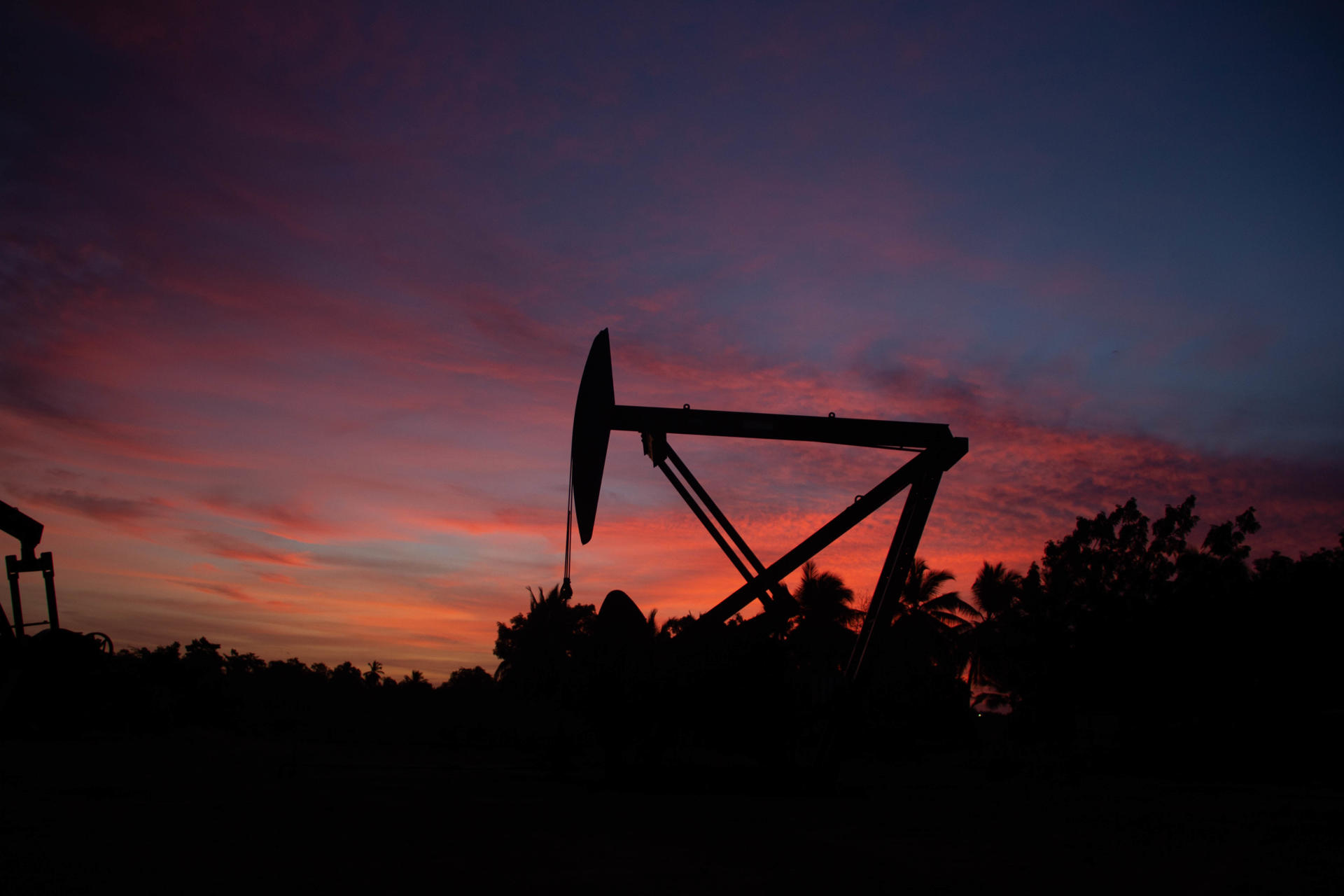 Fotografía de archivo de un balancín extractor de petróleo en el Lago de Maracaibo (Venezuela). EFE/ Henry Chirinos