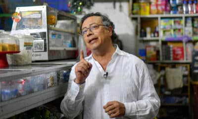 Fotografía cedida por la presidencia de Colombia del mandatario colombiano, Gustavo Petro, durante una alocución televisada este martes, en Santa Marta (Colombia). EFE/ Presidencia de Colombia