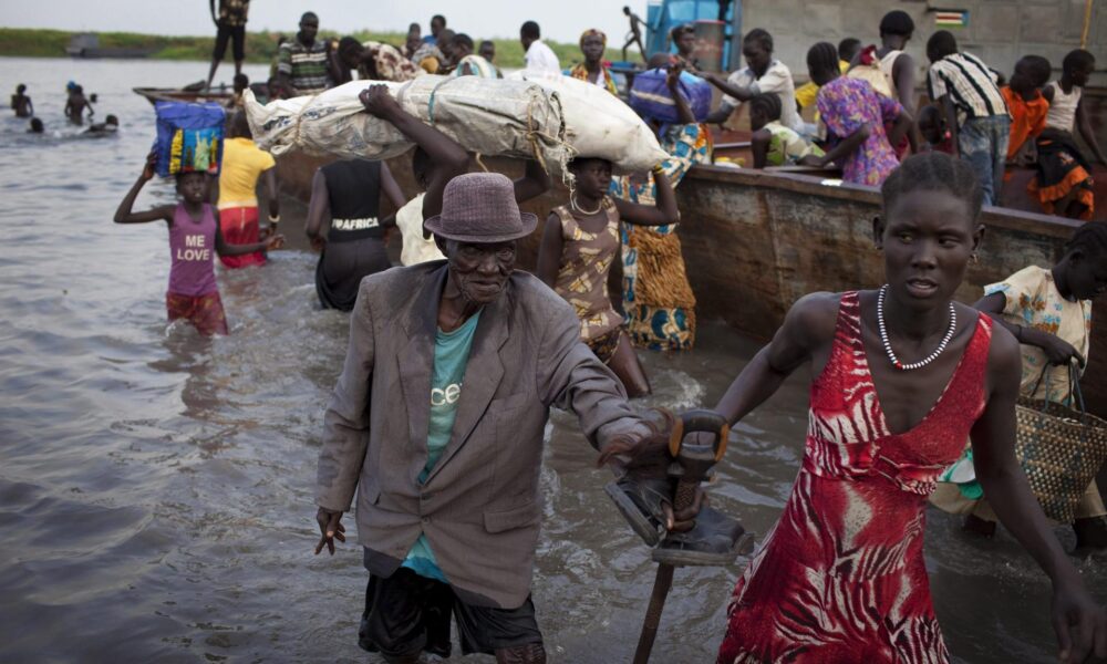 Desplazados sudaneses cruzando el río Nilo, en una imagen de archivo. EFE/Jm Lopez