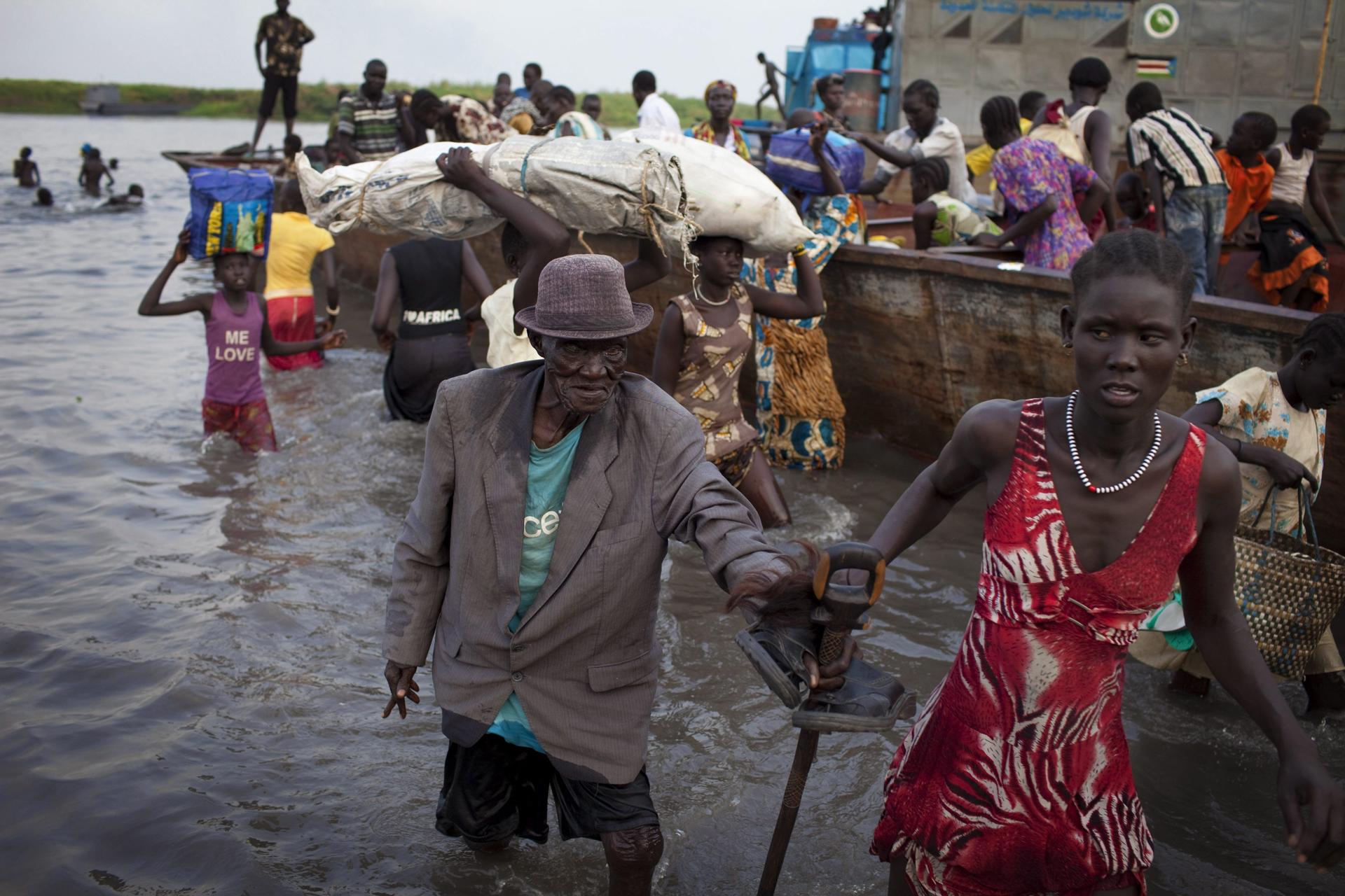 Desplazados sudaneses cruzando el río Nilo, en una imagen de archivo. EFE/Jm Lopez