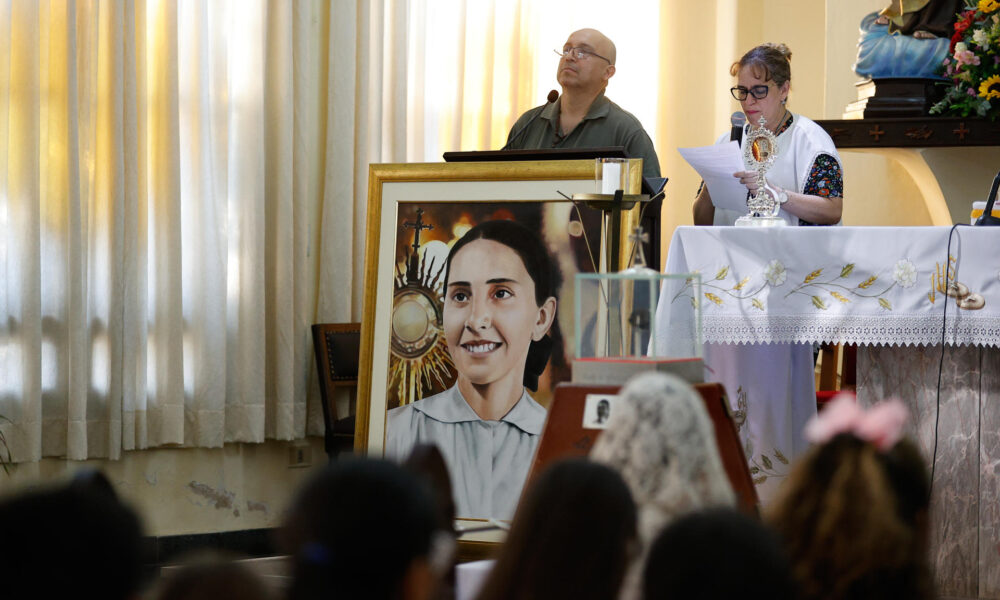 Devotos de la beata María Felicia de Jesús Sacramentado, más conocida como ‘Chiquitunga’, realizan una ceremonia religiosa este domingo en Asunción (Paraguay). EFE/ Juan Pablo Pino