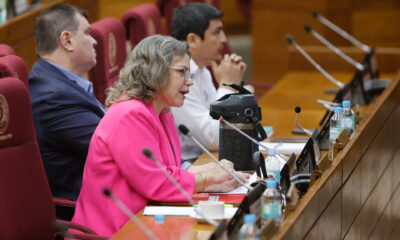 La congresista Lilian Samaniego (i), habla durante una sesión en la Cámara de diputados este miércoles, en Asunción (Paraguay). EFE/ Juan Pablo Pino