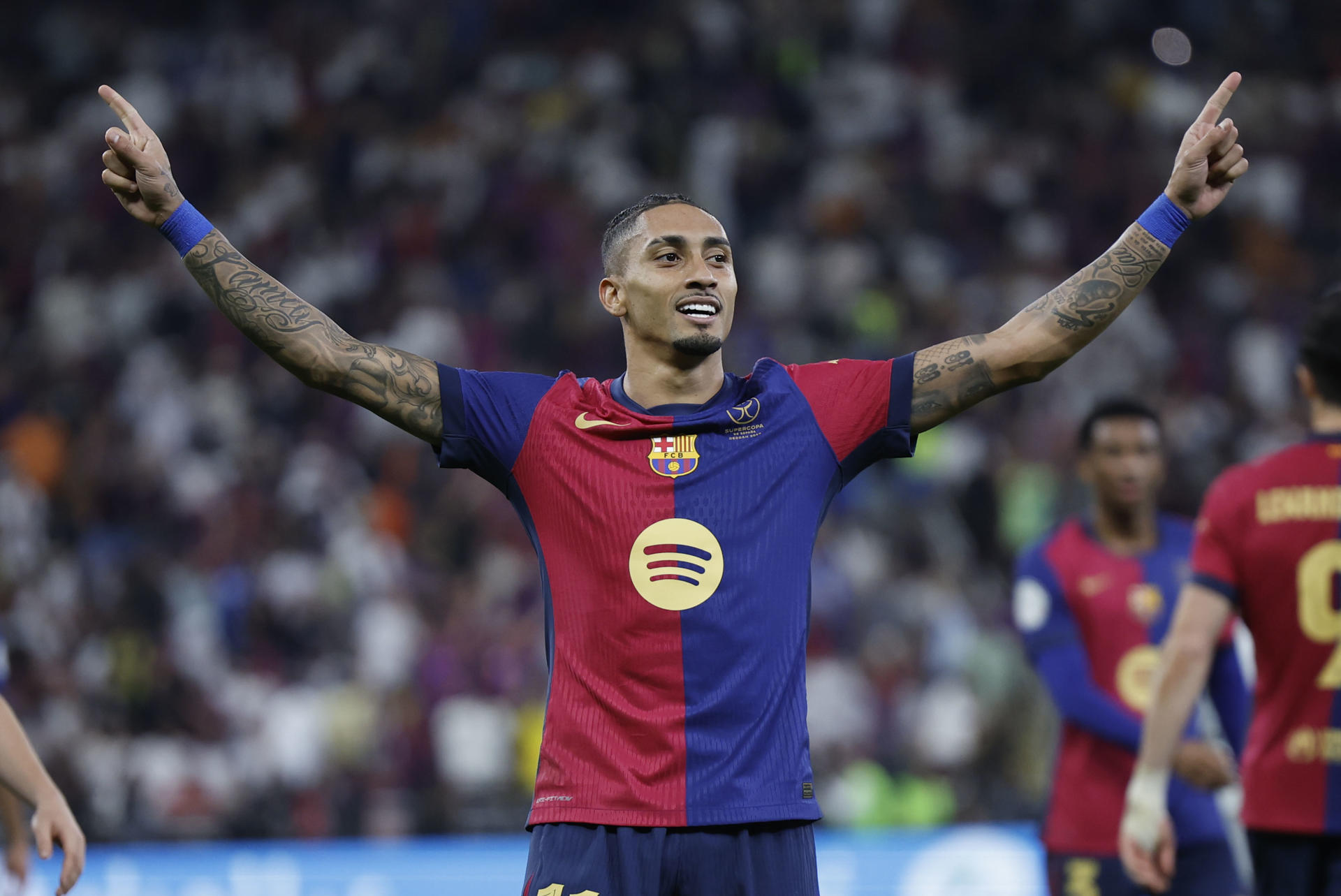 El delantero brasileño del Barcelona Raphinha celebra el quinto gol de su equipo durante el partido de la final de la Supercopa de España de fútbol entre el Real Madrid y el FC Barcelona, este domingo en Yeda, Arabia Saudí. EFE/ Alberto Estévez