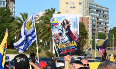 Una persona sostiene un cartel durante una concentración en la plaza Simón Bolívar este Jueves, en la ciudad de Montevideo (Uruguay). EFE/ Federico Gutiérrez