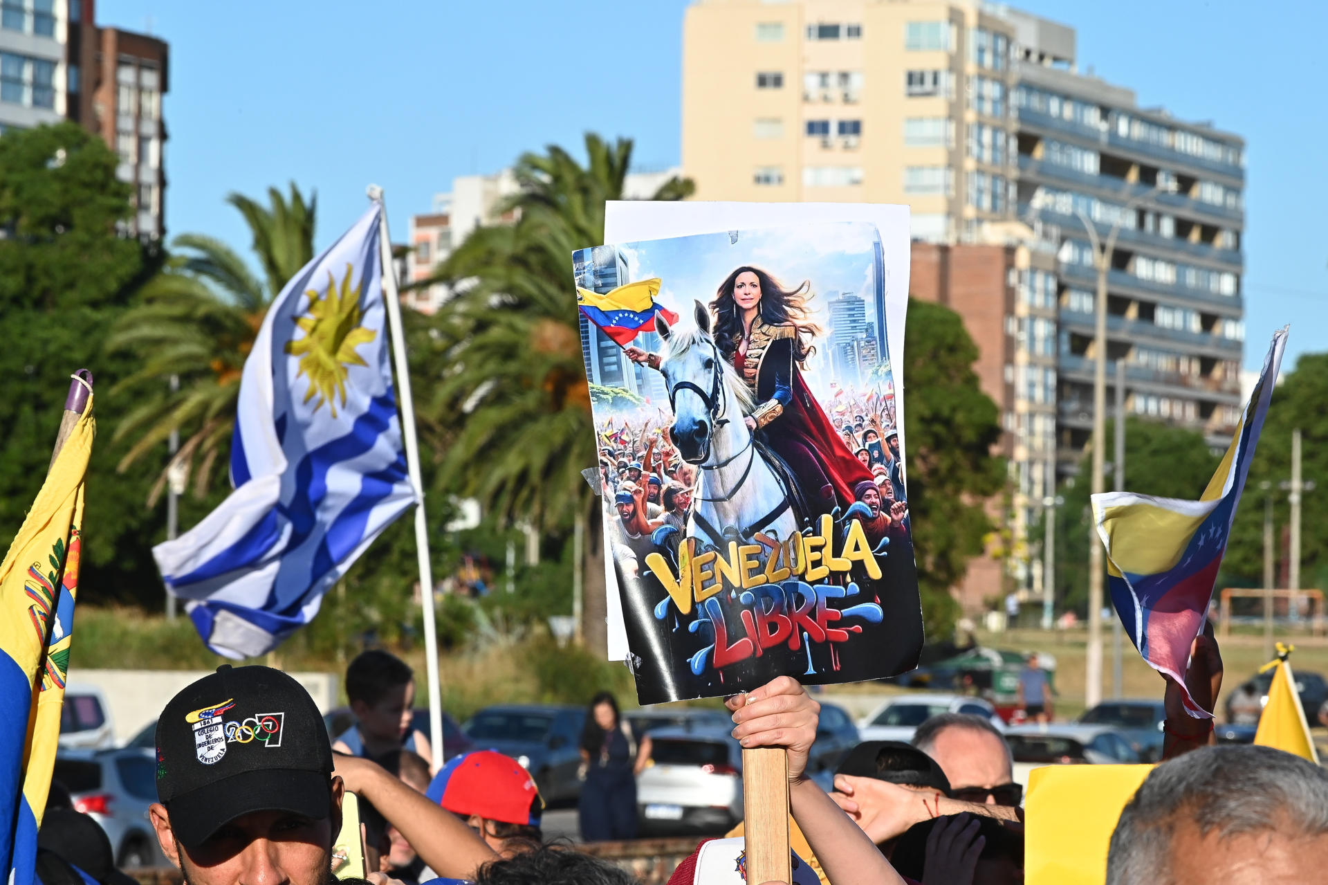 Una persona sostiene un cartel durante una concentración en la plaza Simón Bolívar este Jueves, en la ciudad de Montevideo (Uruguay). EFE/ Federico Gutiérrez