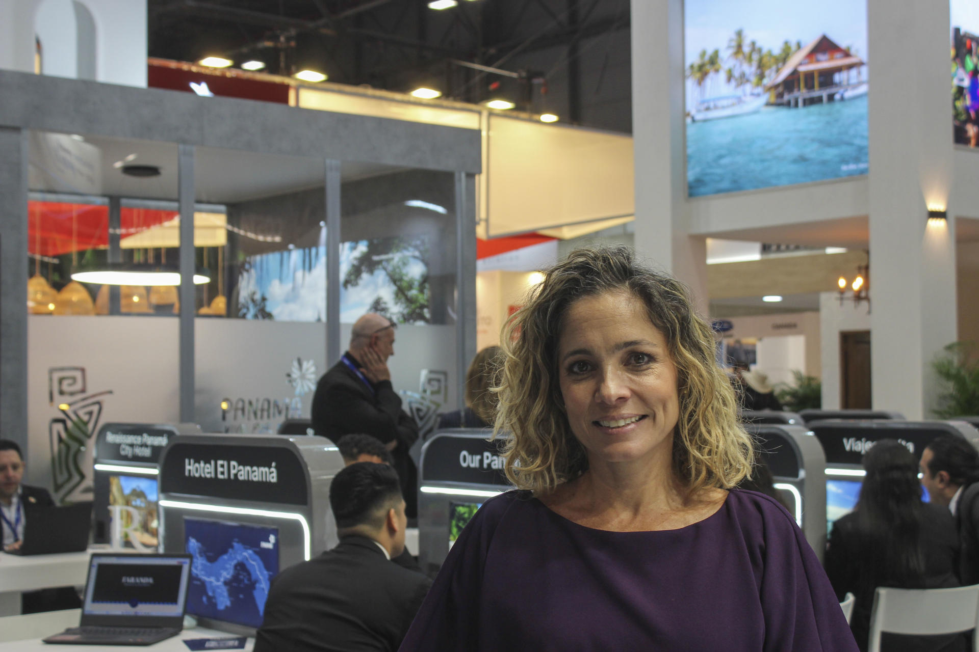 La ministra de Turismo de Panamá, Gloria de León, este miércoles en la feria internacional del sector turístico en Madrid, Fitur. Panamá, "el país que unió América", busca "enamorar" al turista con una oferta en Fitur que va de su naturaleza y gastronomía a una "maravilla" del mundo como el canal que comunica el Atlántico con el Pacífico, asegura a EFE la ministra. EFE/Luis Ángel Reglero