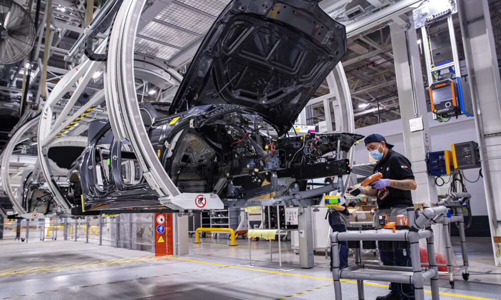 Fotografía de archivo del 5 de septiembre de 2021, de una línea de producción de autos BMW, en su planta en la ciudad de San Luis Potosí (México). EFE/ Carlos Ramírez