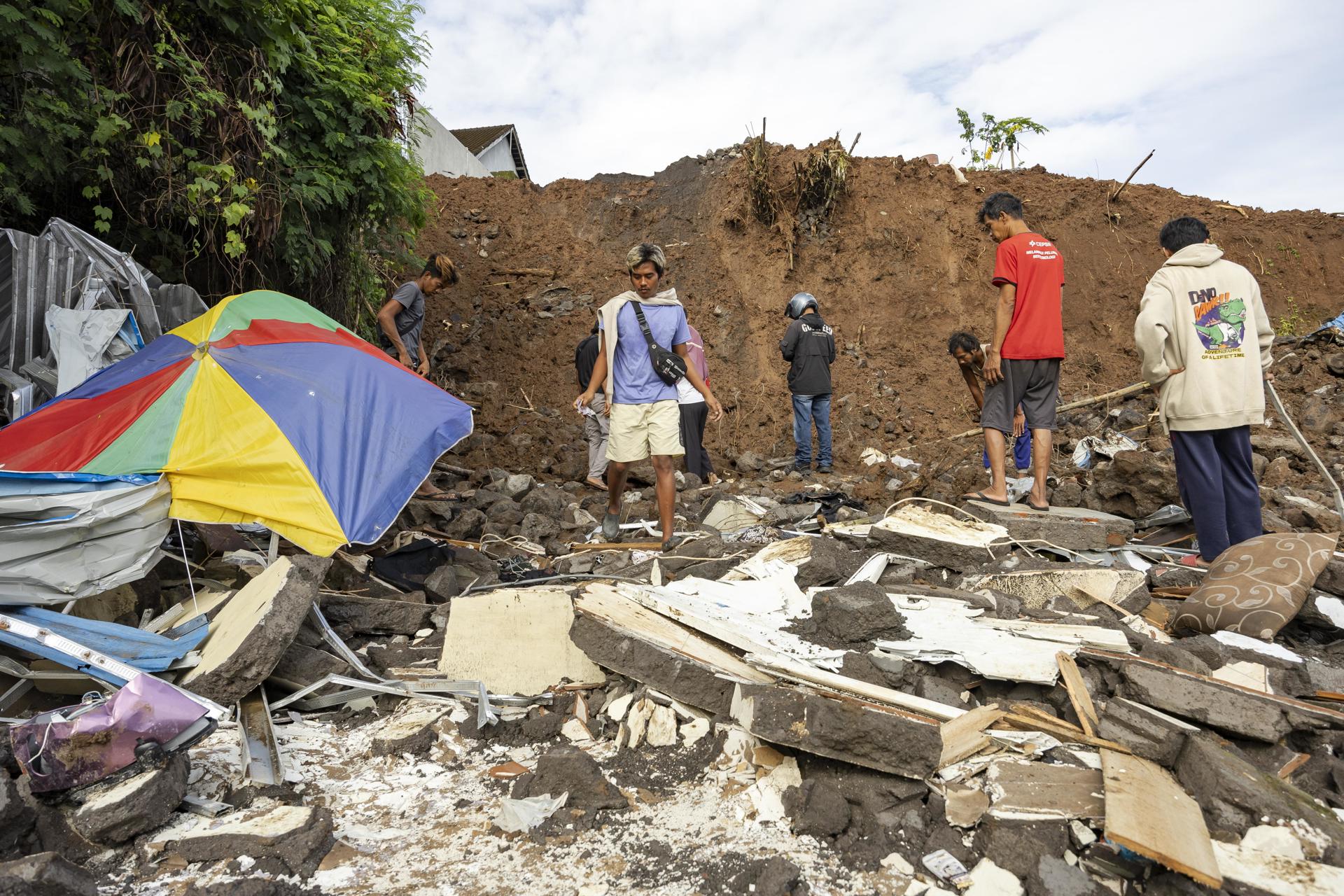 Denpasar (Indonesia), 21/01/2025.- Vista de los destrozos causados por un deslizamiento de tierra en Bali. EFE/EPA/MADE NAGI