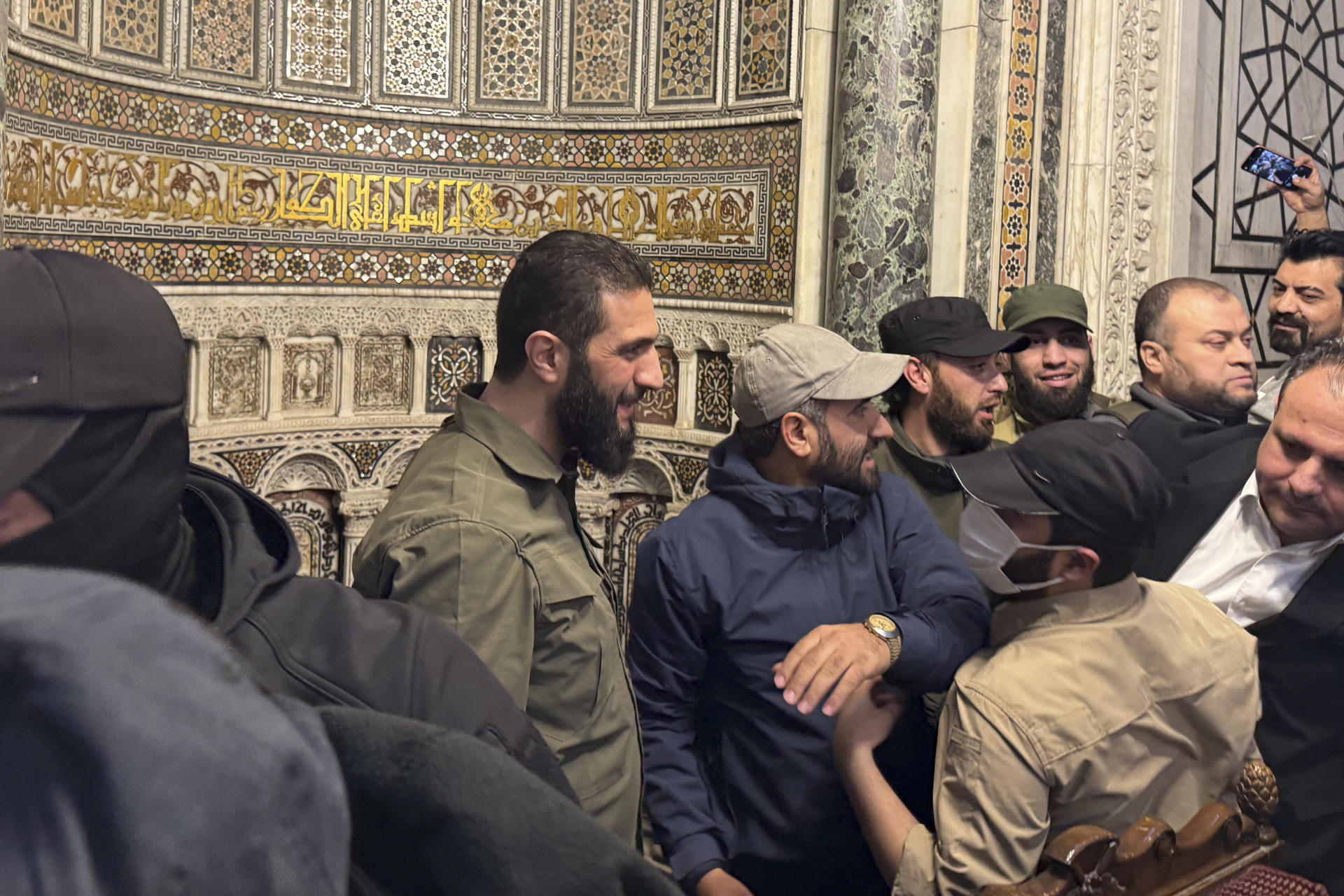 El líder del Organismo de Liberación del Levante (Hayat Tahrir al Sham o HTS, en árabe), Abu Mohamed al Jolani, participa en un acto en la histórica Gran Mezquita de los Omeyas en Damasco (Siria), en una imagen del pasado mes de diciembre. EFE/ Yayha Nemar