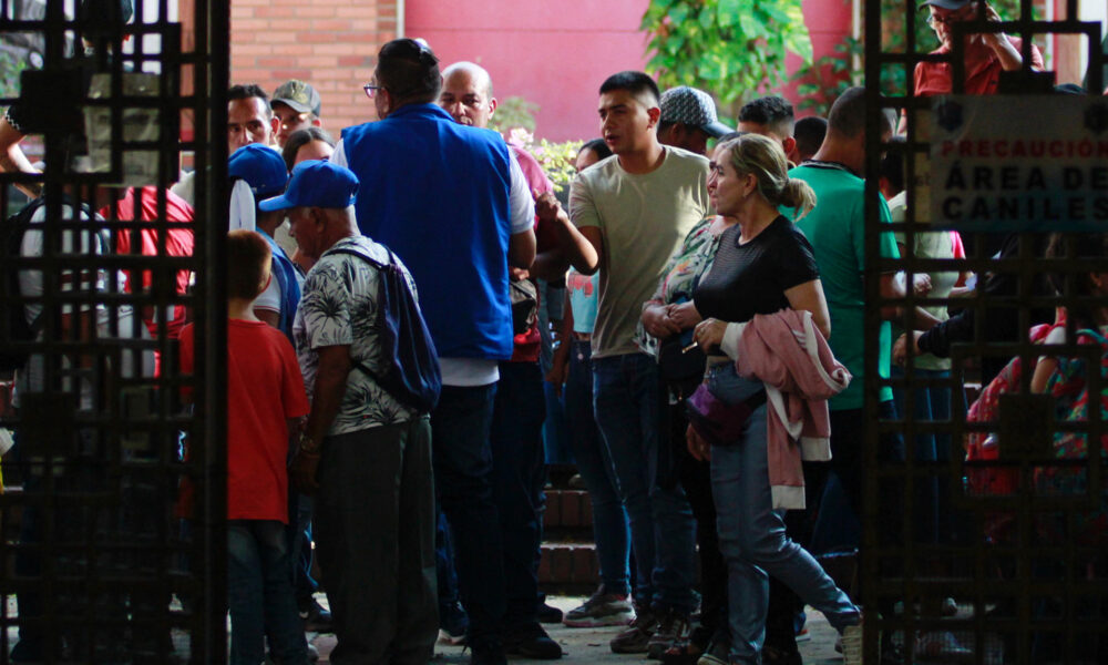 Personas desplazadas por la violencia en la región del Catatumbo acuden a solicitar ayuda en la alcaldía de Cúcuta, este sábado en Cúcuta (Colombia). EFE/ Mario Caicedo