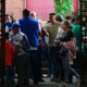 Personas desplazadas por la violencia en la región del Catatumbo acuden a solicitar ayuda en la alcaldía de Cúcuta, este sábado en Cúcuta (Colombia). EFE/ Mario Caicedo