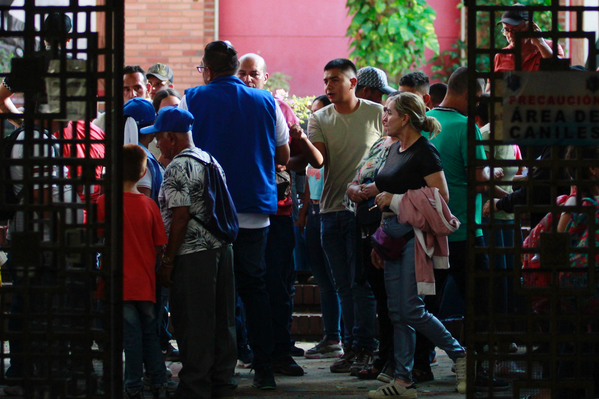 Personas desplazadas por la violencia en la región del Catatumbo acuden a solicitar ayuda en la alcaldía de Cúcuta, este sábado en Cúcuta (Colombia). EFE/ Mario Caicedo