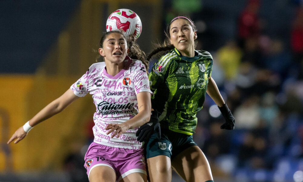 Greta Espinoza (d) de Tigres disputa el balón con Mariana Munguia de Tijuana, durante el partido de la primera jornada del Torneo Clausura femenino de México jugado en el Estadio Universitario, en Monterrey. EFE/ Miguel Sierra